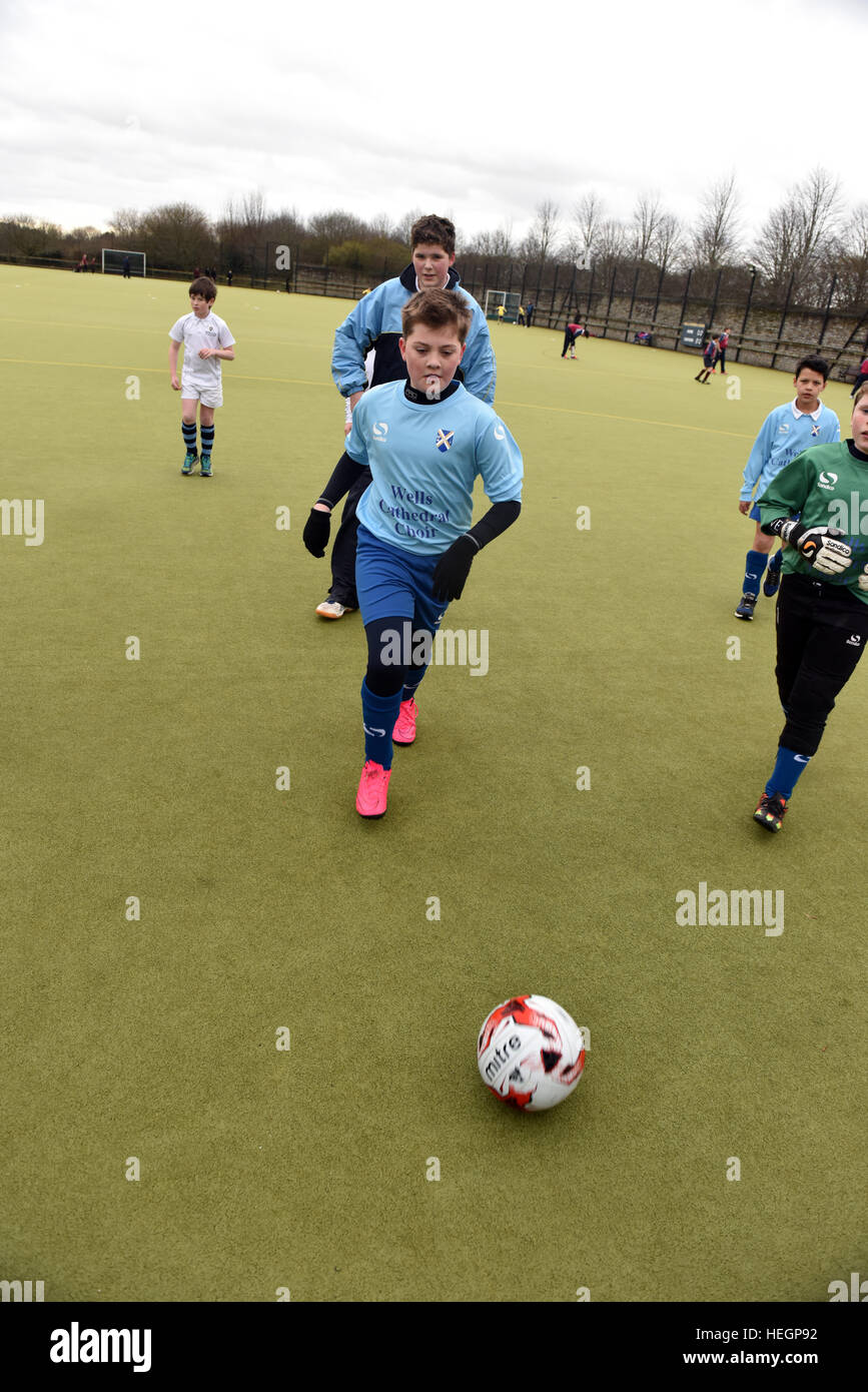 Ragazzo coristi football team play in un inter-cantore torneo di calcio. Foto Stock