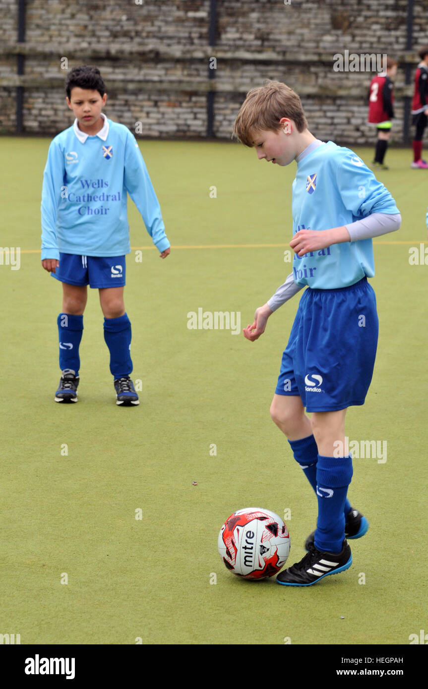 Ragazzo coristi football team play in un inter-cantore torneo di calcio. Foto Stock