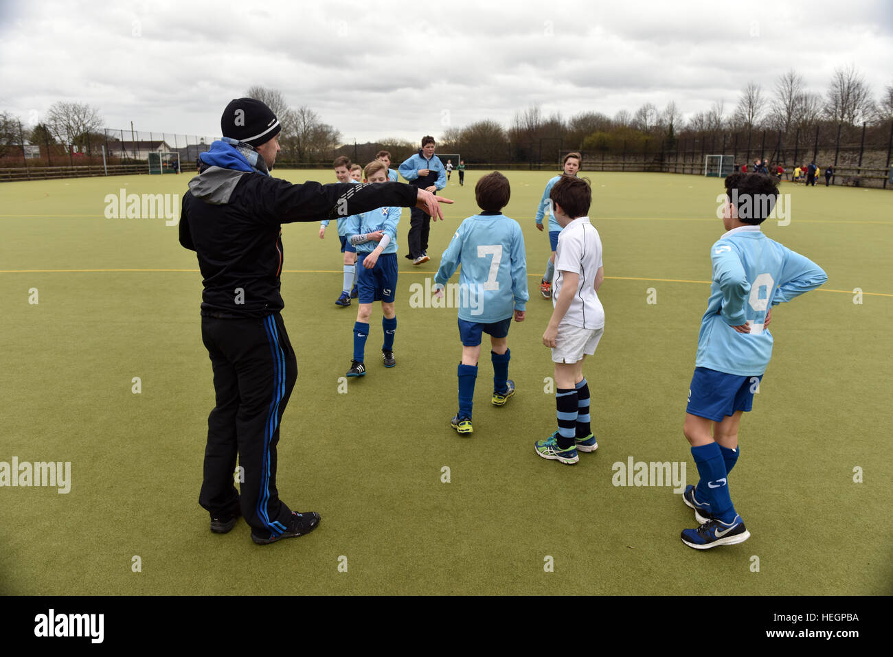 Ragazzo coristi football team play in un inter-cantore torneo di calcio. Foto Stock