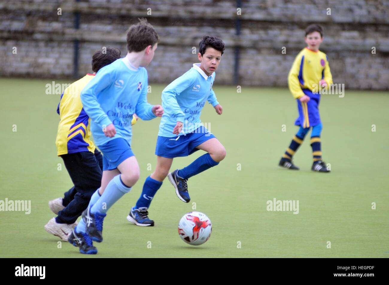 Ragazzo coristi football team play in un inter-cantore torneo di calcio. Foto Stock