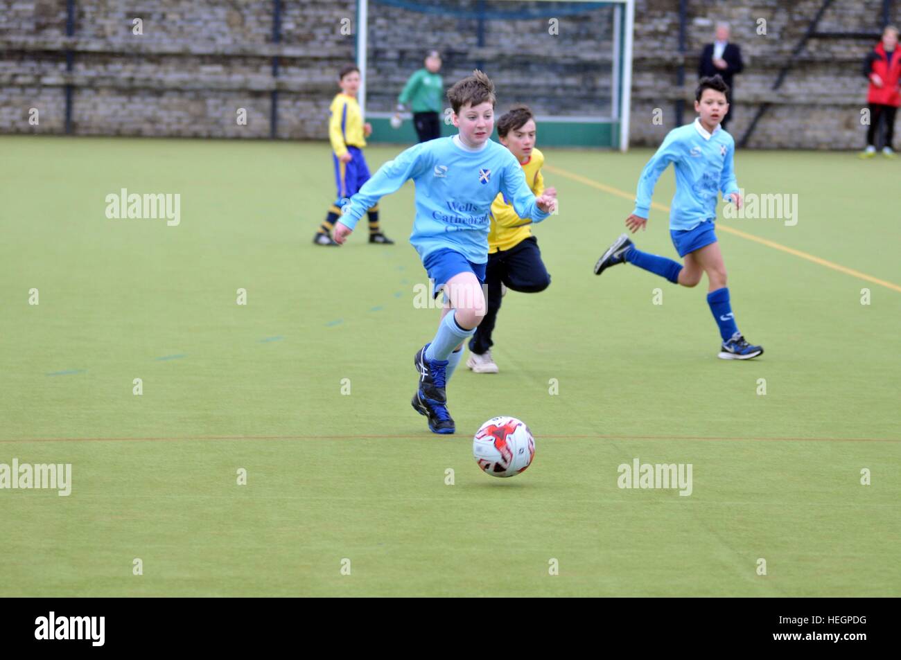Ragazzo coristi football team play in un inter-cantore torneo di calcio. Foto Stock