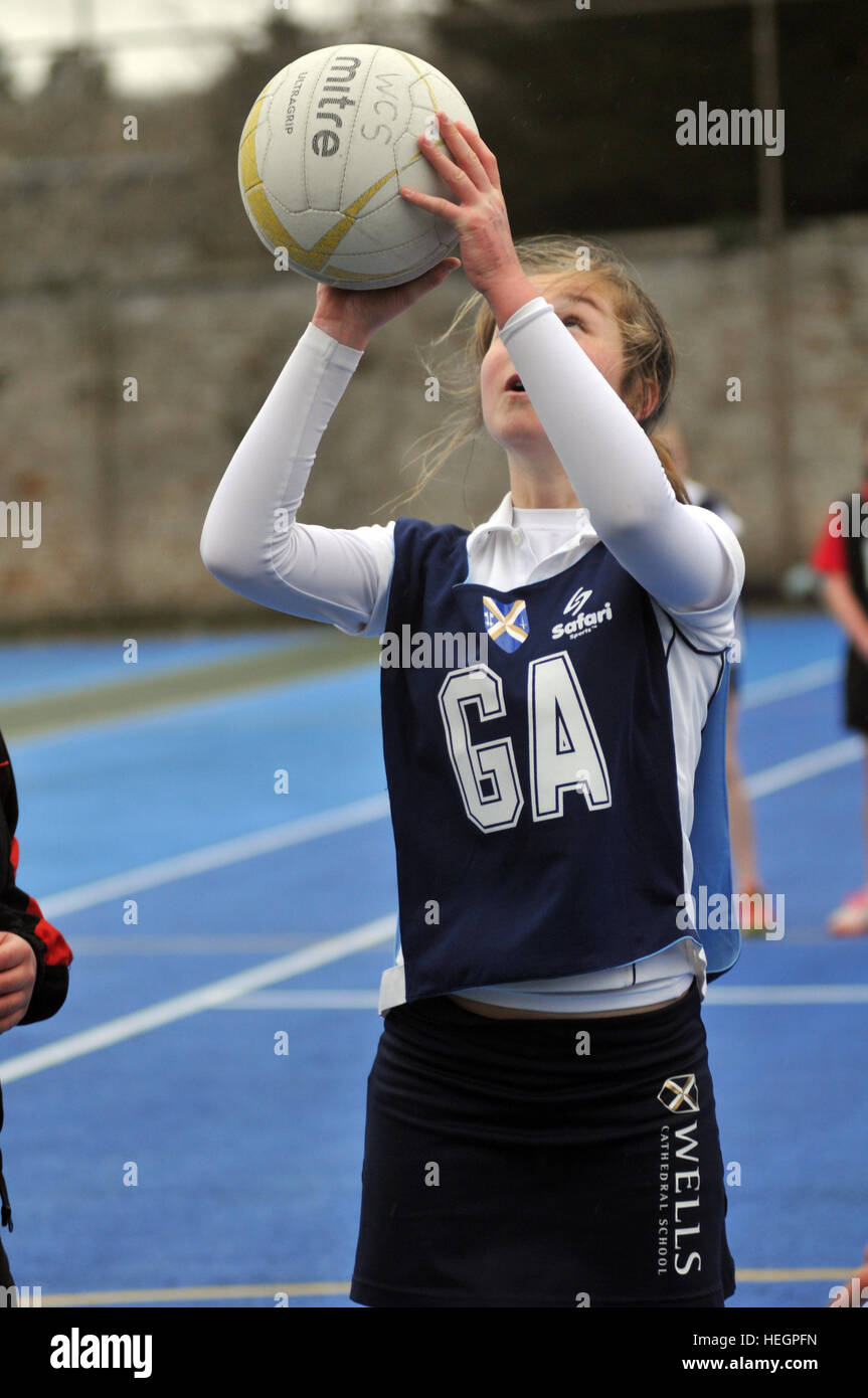 Coristi da pozzi Coro della Cattedrale di giocare in inter-cantore netball torneo, pozzi, Somerset, Regno Unito. Foto Stock