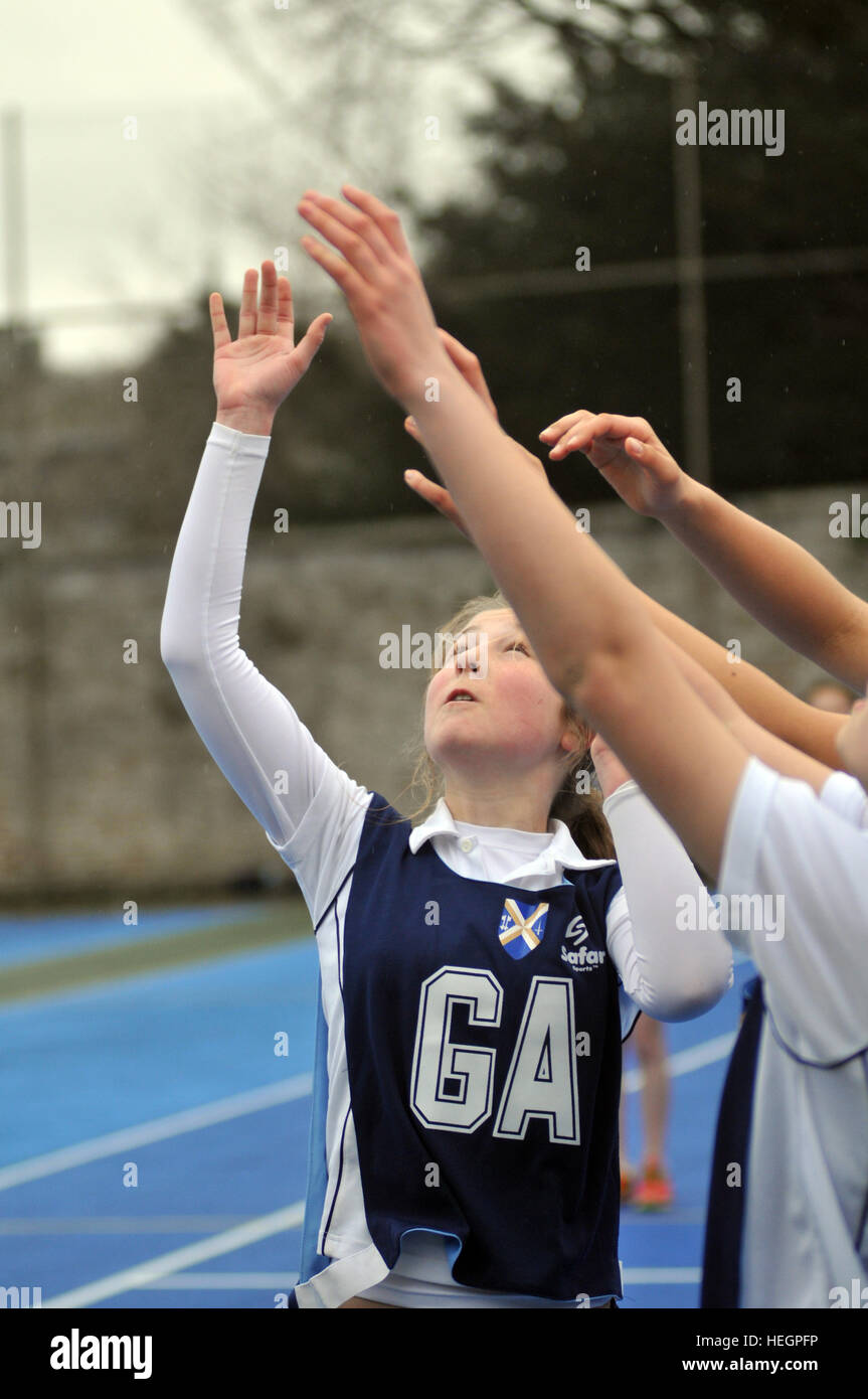 Coristi da pozzi Coro della Cattedrale di giocare in inter-cantore netball torneo, pozzi, Somerset, Regno Unito. Foto Stock