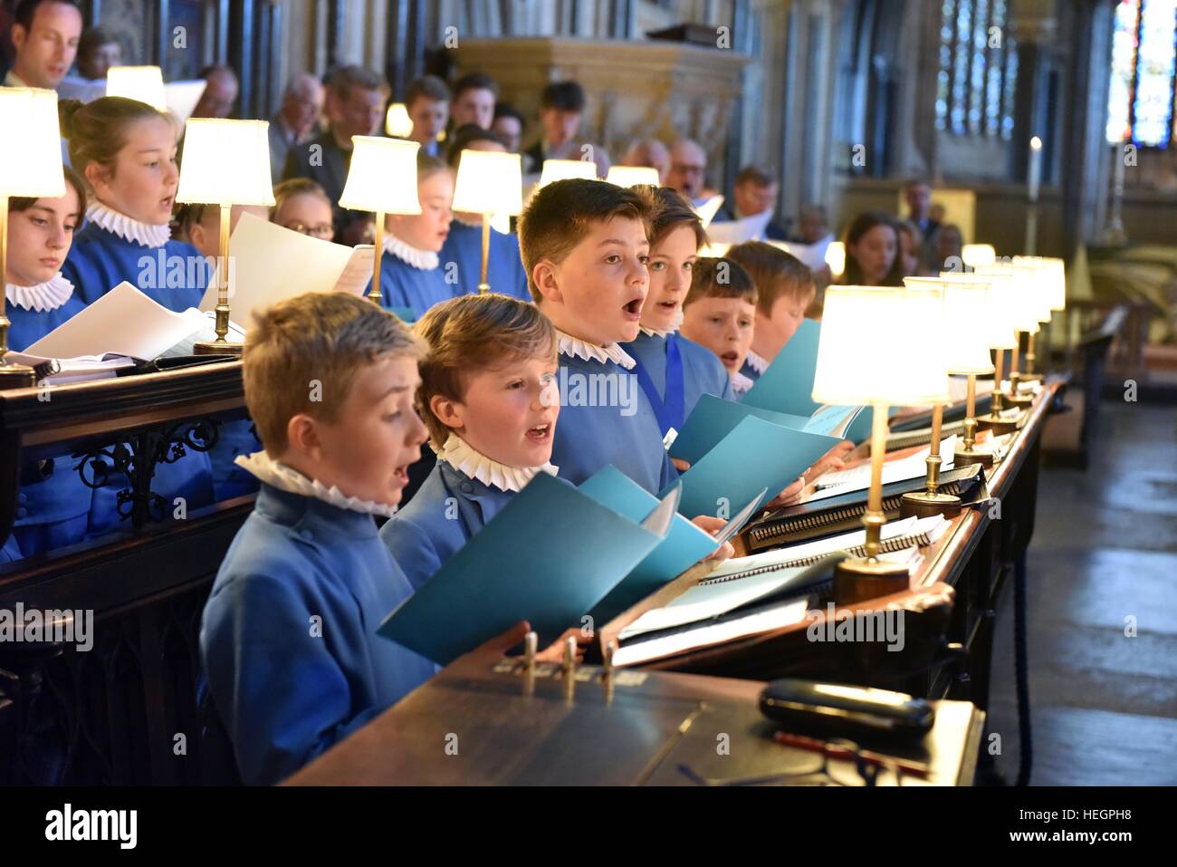 Coristi a Wells Coro della Cattedrale di provare ed eseguire alla riunione generale annuale della Federazione del Duomo Vecchio coristi Foto Stock