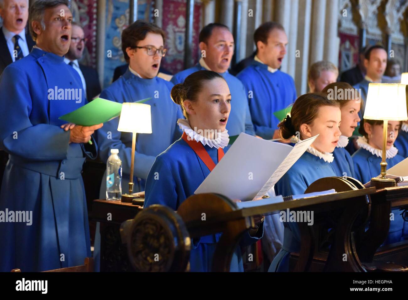 Coristi a Wells Coro della Cattedrale di provare ed eseguire alla riunione generale annuale della Federazione del Duomo Vecchio coristi Foto Stock