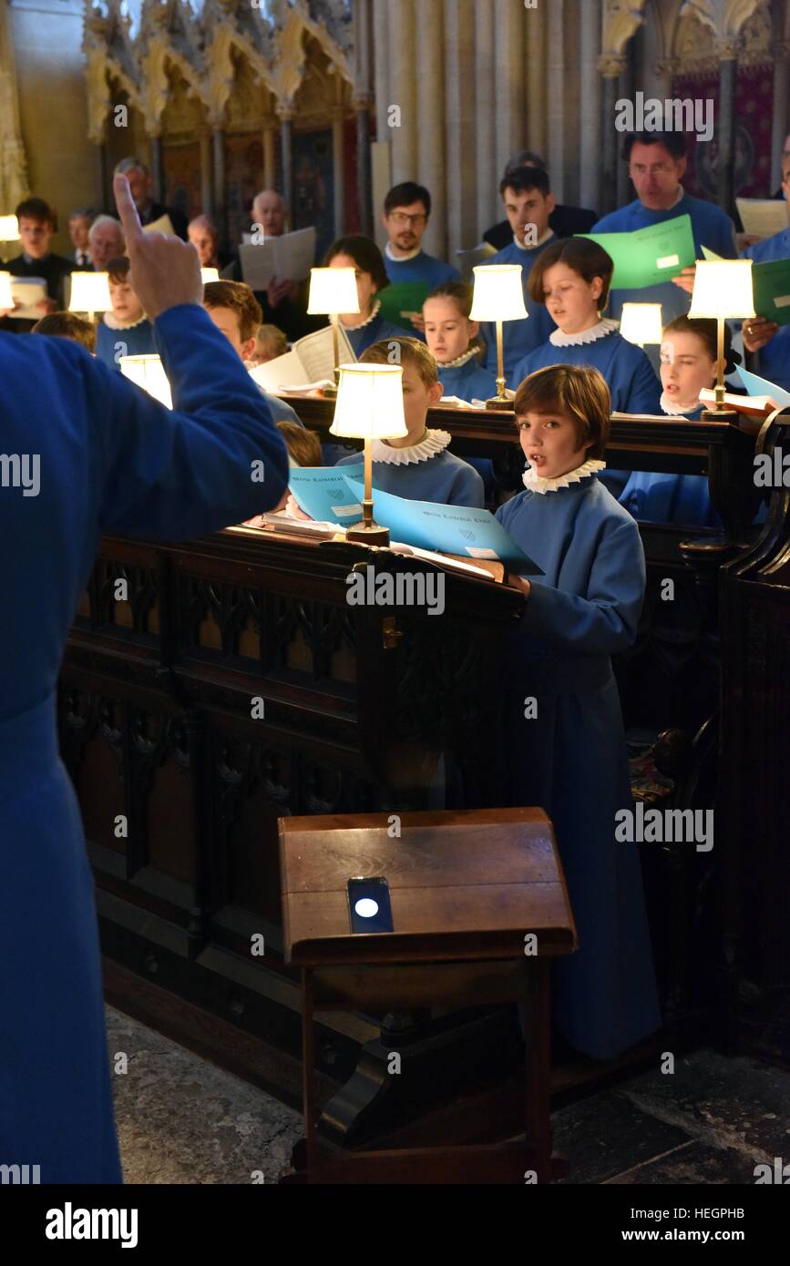 Coristi a Wells Coro della Cattedrale di provare ed eseguire alla riunione generale annuale della Federazione del Duomo Vecchio coristi Foto Stock