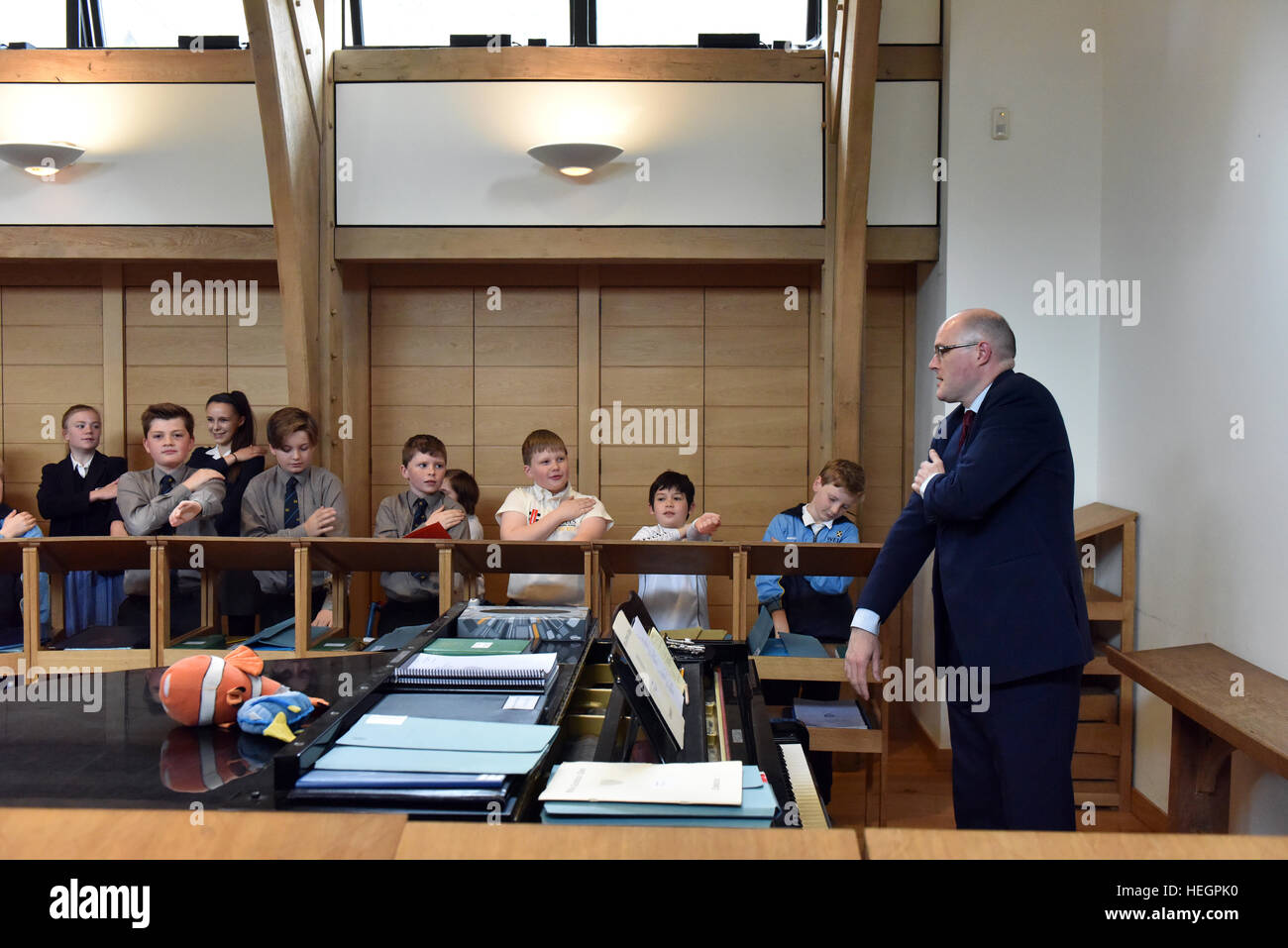 Coristi provano per un ora ogni giorno scolastico prima dell inizio della scuola, fotografata nel brano la scuola a Cattedrale di Wells. Foto Stock