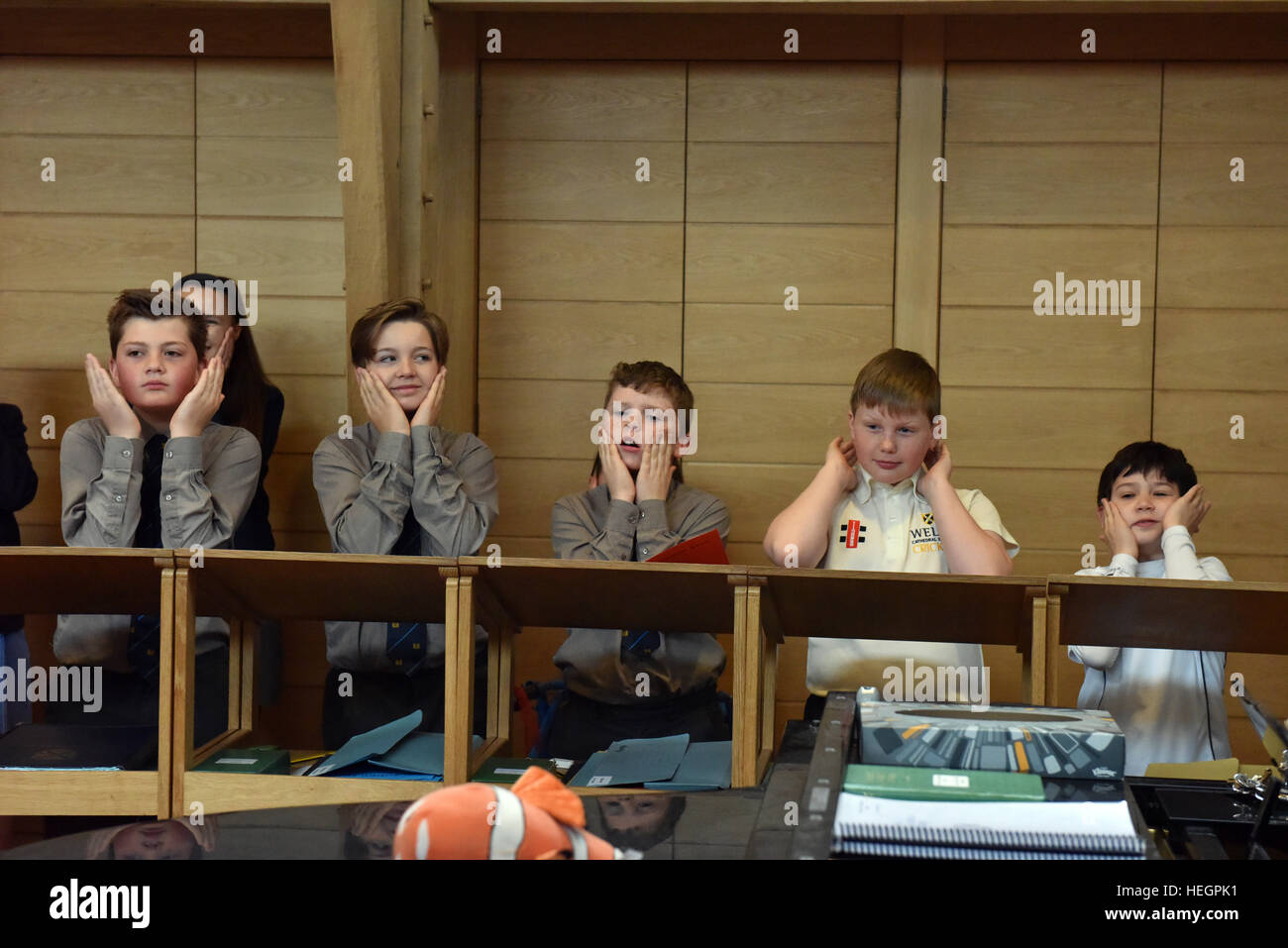 Coristi provano per un ora ogni giorno scolastico prima dell inizio della scuola, fotografata nel brano la scuola a Cattedrale di Wells. Foto Stock