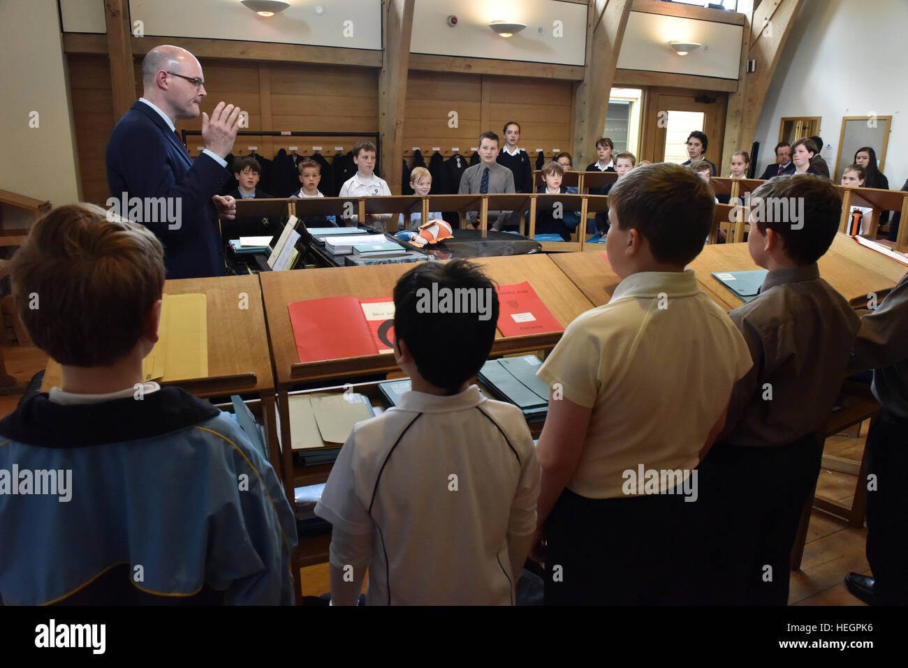 Coristi provano per un ora ogni giorno scolastico prima dell inizio della scuola, fotografata nel brano la scuola a Cattedrale di Wells. Foto Stock