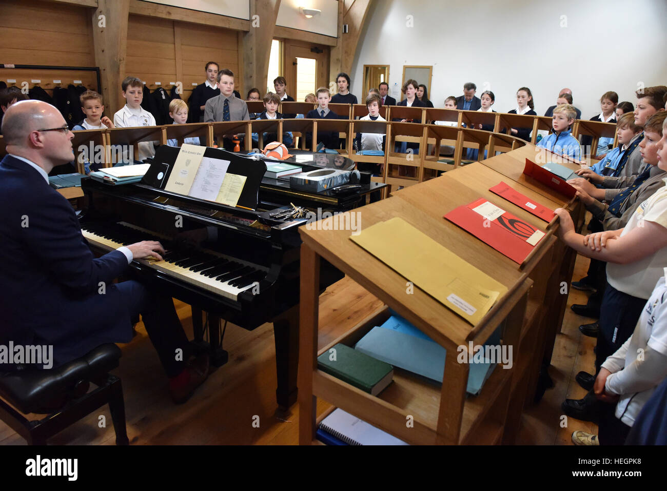 Coristi provano per un ora ogni giorno scolastico prima dell inizio della scuola, fotografata nel brano la scuola a Cattedrale di Wells. Foto Stock