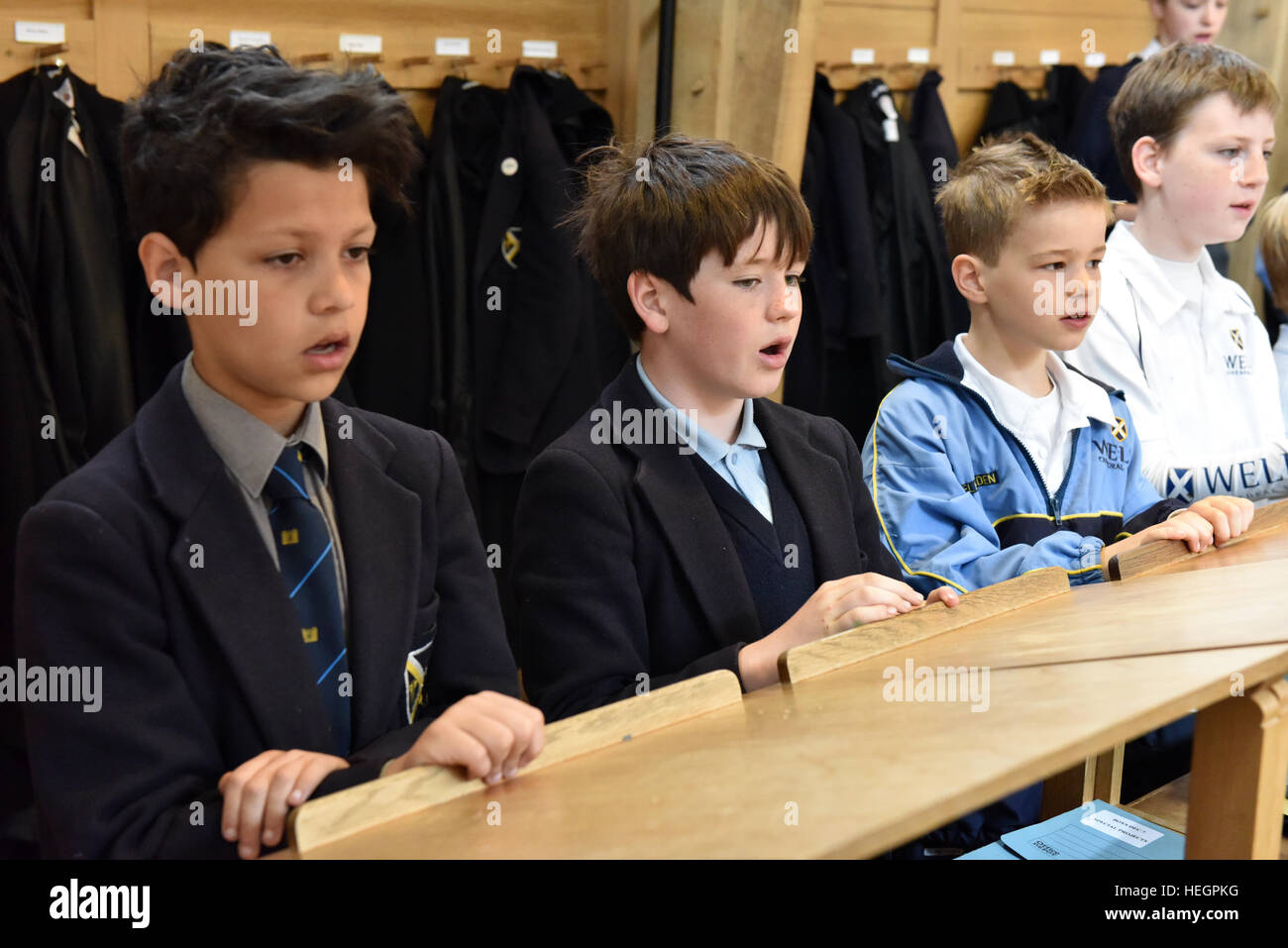 Coristi provano per un ora ogni giorno scolastico prima dell inizio della scuola, fotografata nel brano la scuola a Cattedrale di Wells. Foto Stock