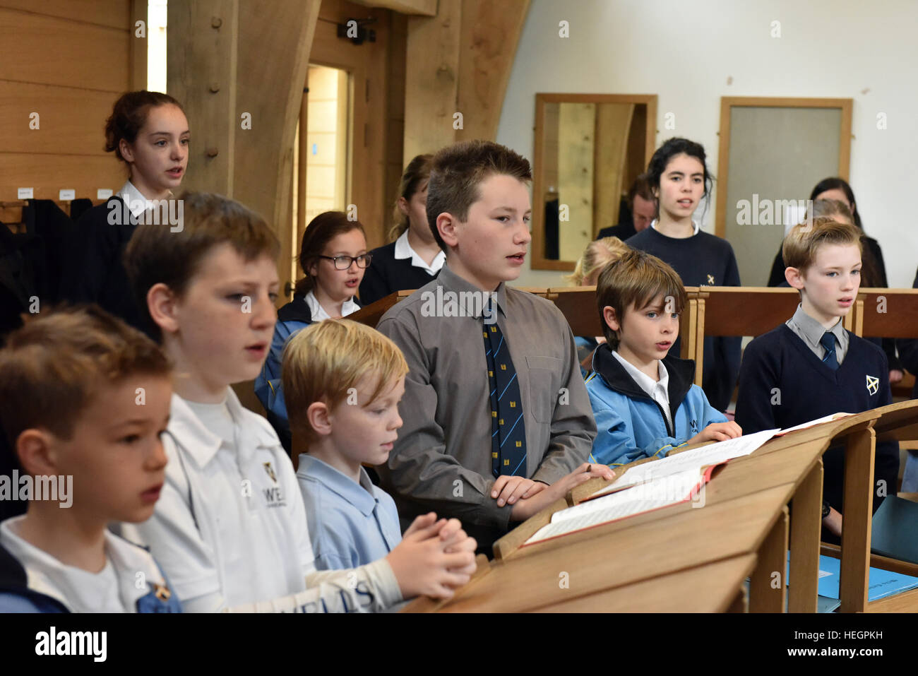 Coristi provano per un ora ogni giorno scolastico prima dell inizio della scuola, fotografata nel brano la scuola a Cattedrale di Wells. Foto Stock