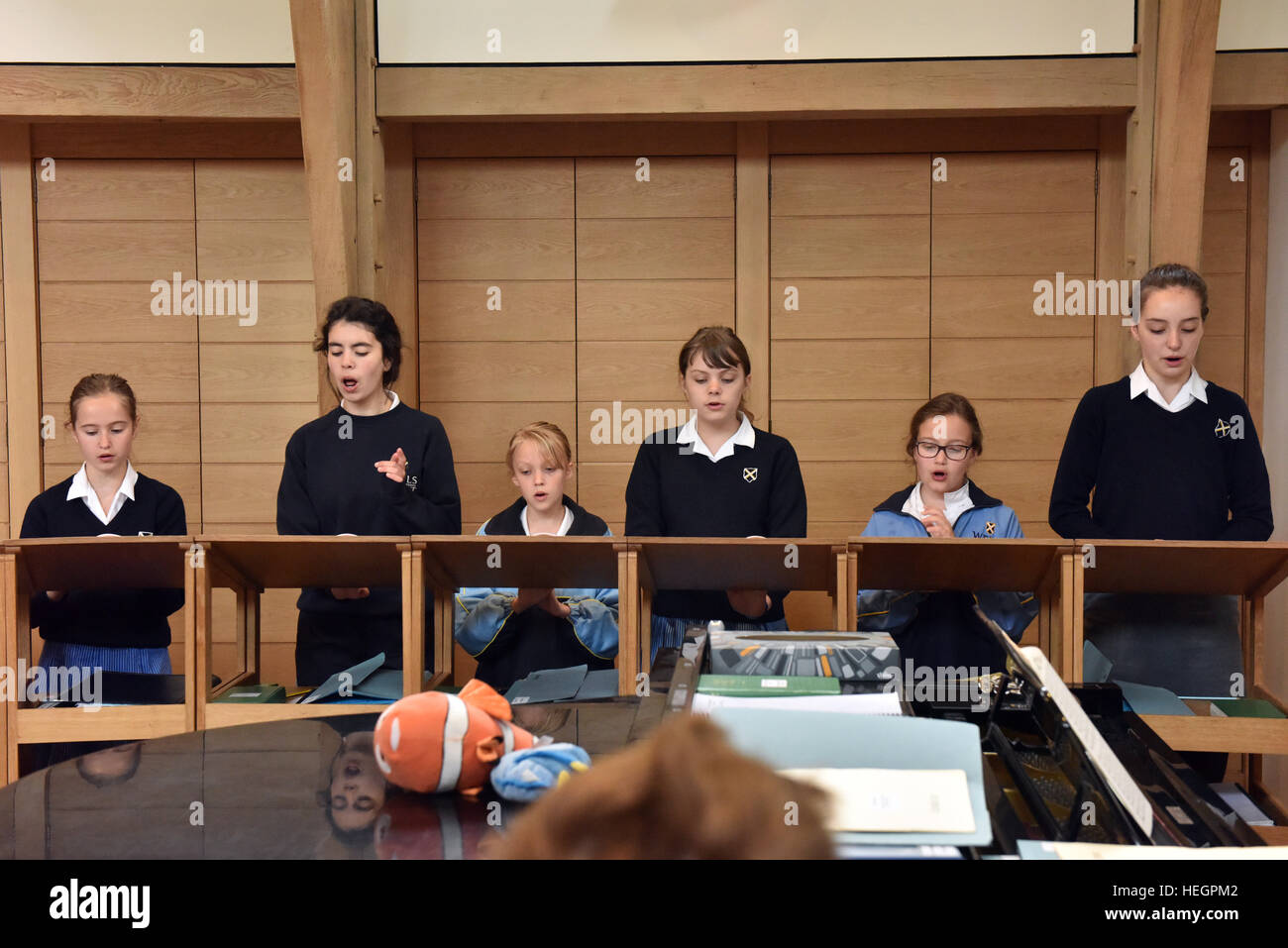 Coristi provano per un ora ogni giorno scolastico prima dell inizio della scuola, fotografata nel brano la scuola a Cattedrale di Wells. Foto Stock