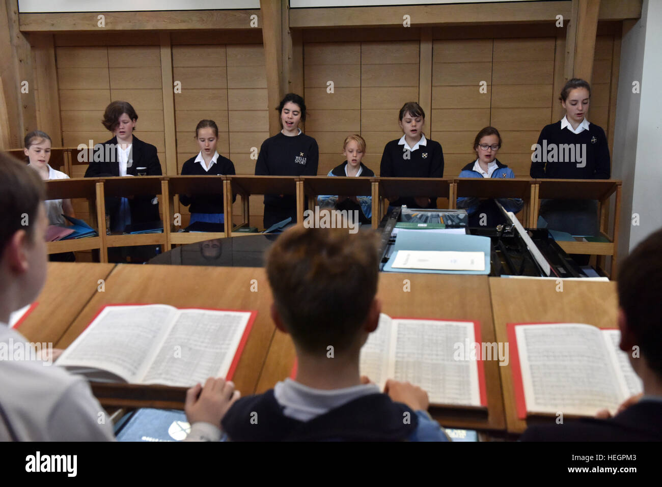 Coristi provano per un ora ogni giorno scolastico prima dell inizio della scuola, fotografata nel brano la scuola a Cattedrale di Wells. Foto Stock