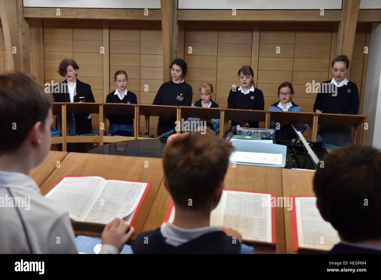 Coristi provano per un ora ogni giorno scolastico prima dell inizio della scuola, fotografata nel brano la scuola a Cattedrale di Wells. Foto Stock