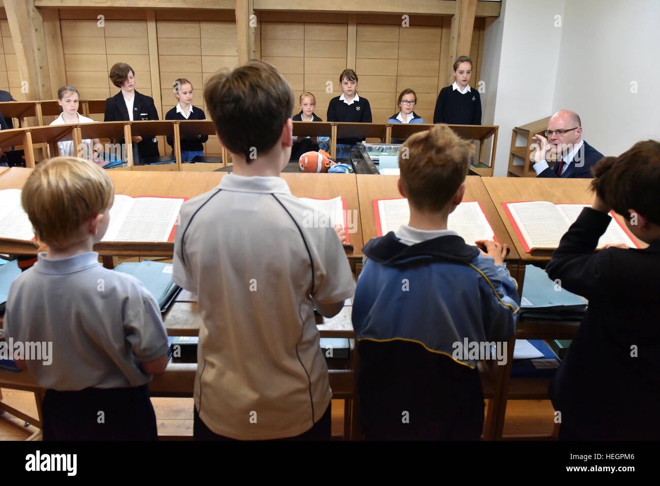 Coristi provano per un ora ogni giorno scolastico prima dell inizio della scuola, fotografata nel brano la scuola a Cattedrale di Wells. Foto Stock