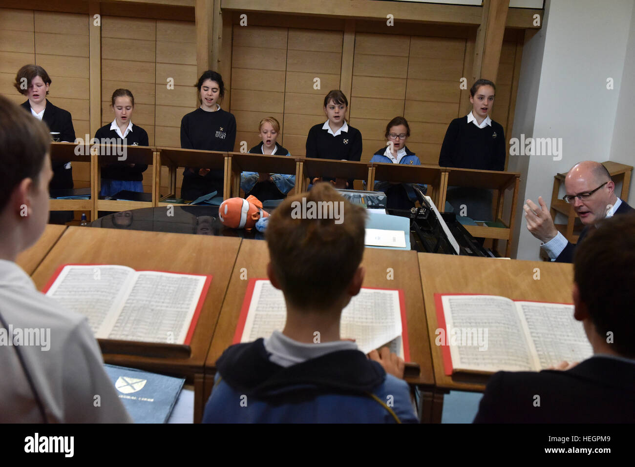 Coristi provano per un ora ogni giorno scolastico prima dell inizio della scuola, fotografata nel brano la scuola a Cattedrale di Wells. Foto Stock