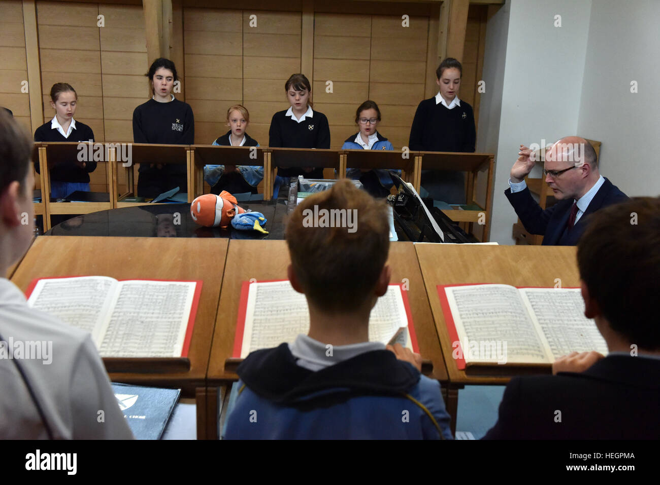 Coristi provano per un ora ogni giorno scolastico prima dell inizio della scuola, fotografata nel brano la scuola a Cattedrale di Wells. Foto Stock