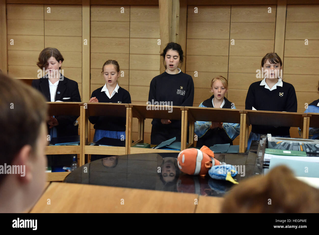 Coristi provano per un ora ogni giorno scolastico prima dell inizio della scuola, fotografata nel brano la scuola a Cattedrale di Wells. Foto Stock