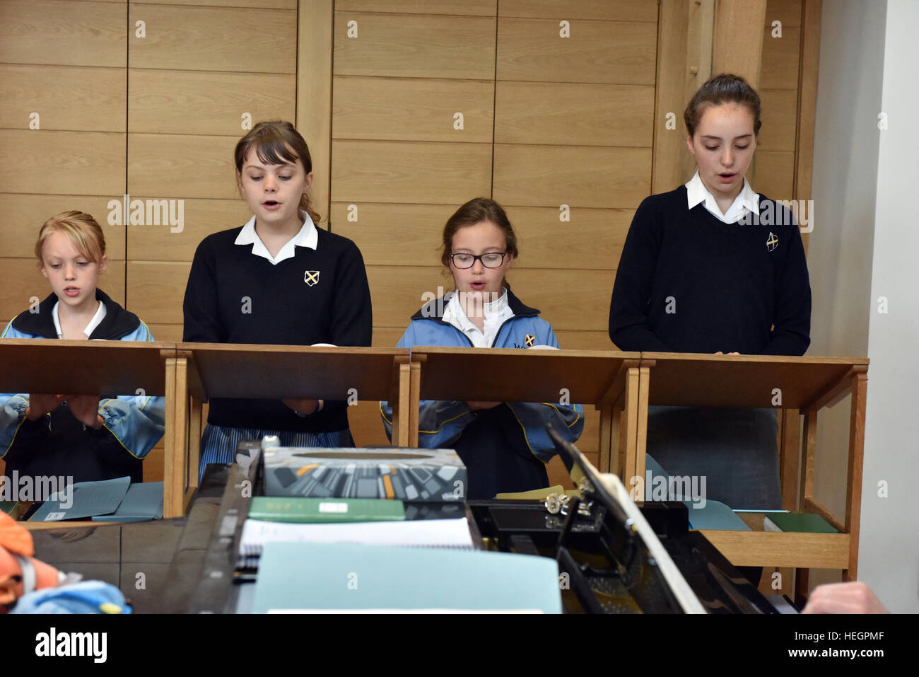 Coristi provano per un ora ogni giorno scolastico prima dell inizio della scuola, fotografata nel brano la scuola a Cattedrale di Wells. Foto Stock