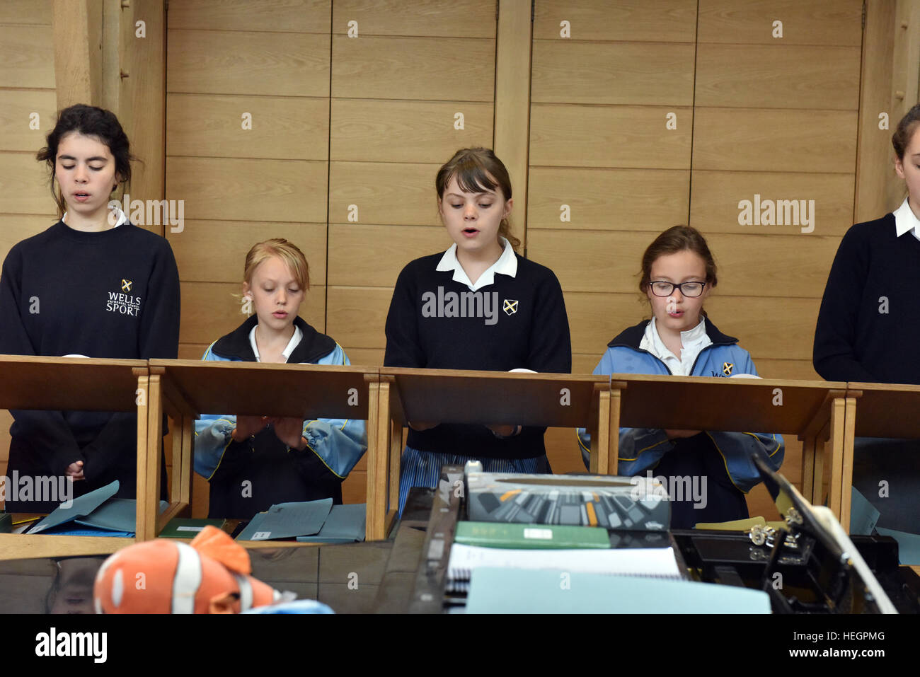 Coristi provano per un ora ogni giorno scolastico prima dell inizio della scuola, fotografata nel brano la scuola a Cattedrale di Wells. Foto Stock