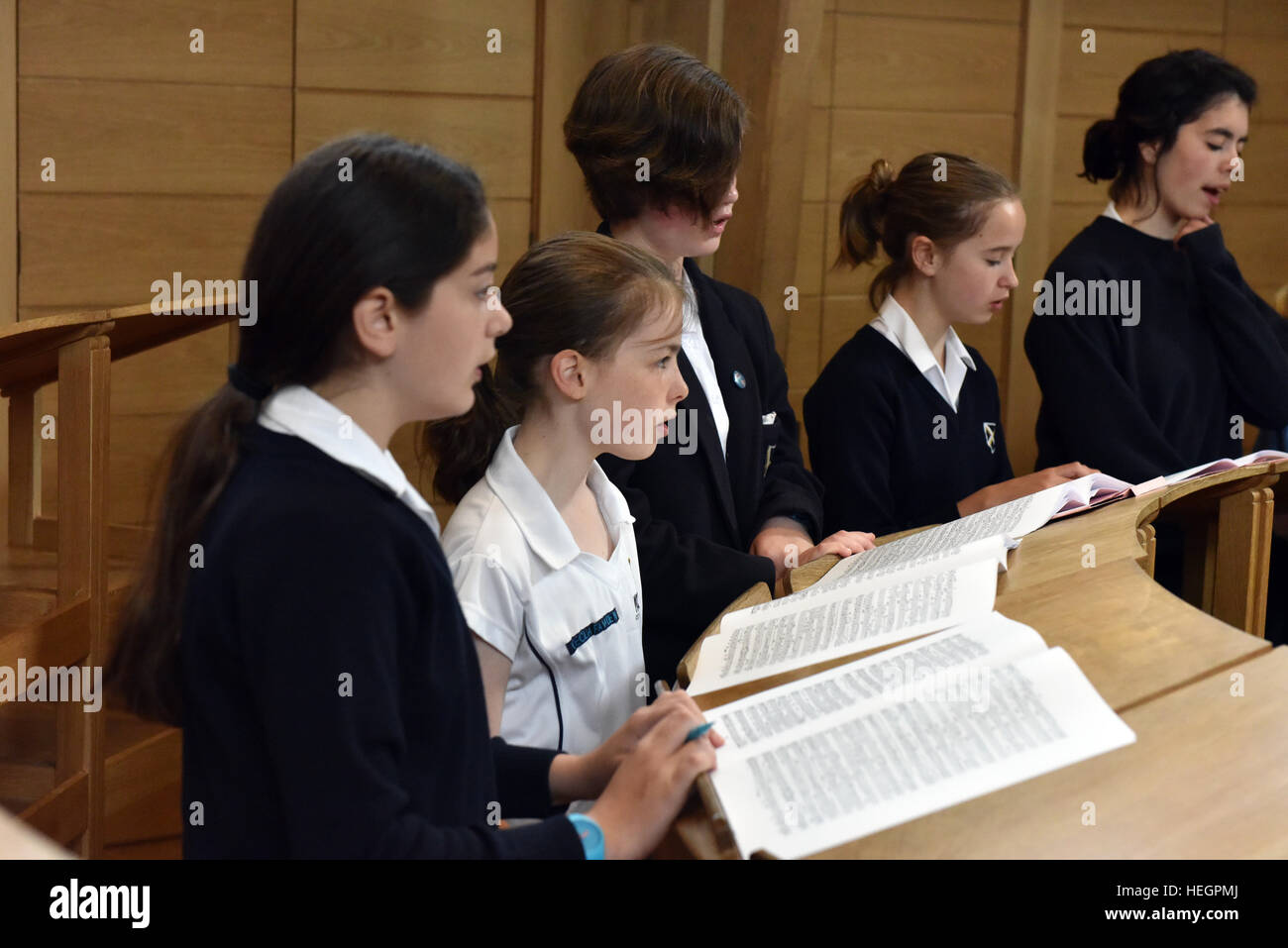 Coristi provano per un ora ogni giorno scolastico prima dell inizio della scuola, fotografata nel brano la scuola a Cattedrale di Wells. Foto Stock