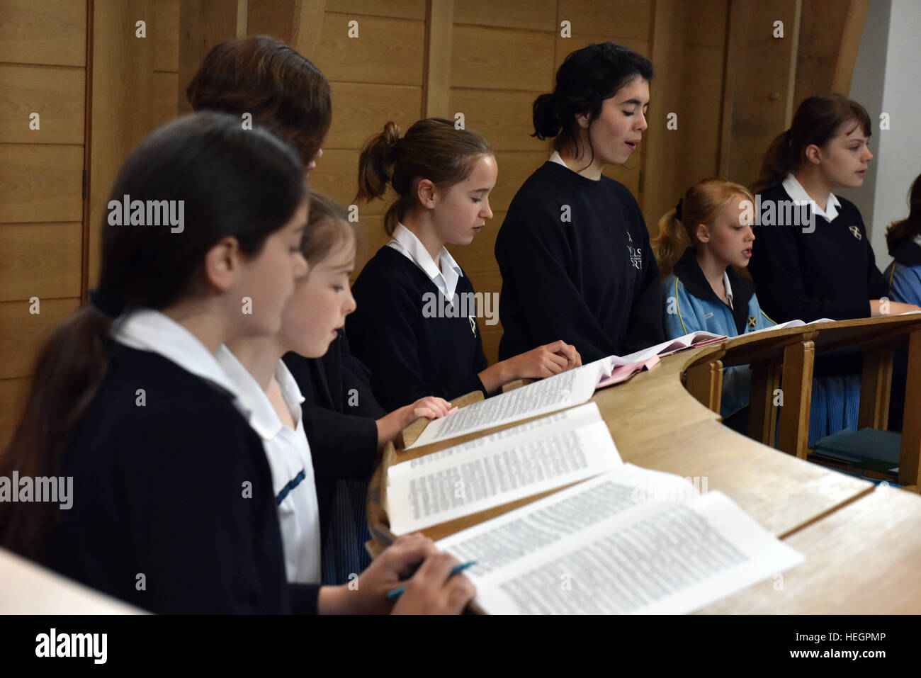 Coristi provano per un ora ogni giorno scolastico prima dell inizio della scuola, fotografata nel brano la scuola a Cattedrale di Wells. Foto Stock