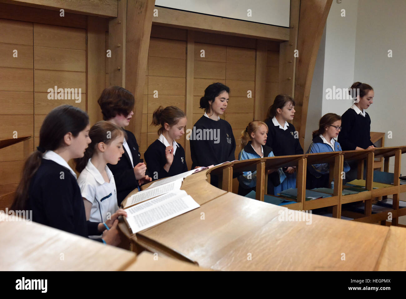 Coristi provano per un ora ogni giorno scolastico prima dell inizio della scuola, fotografata nel brano la scuola a Cattedrale di Wells. Foto Stock