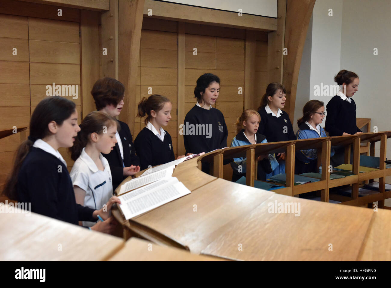 Coristi provano per un ora ogni giorno scolastico prima dell inizio della scuola, fotografata nel brano la scuola a Cattedrale di Wells. Foto Stock