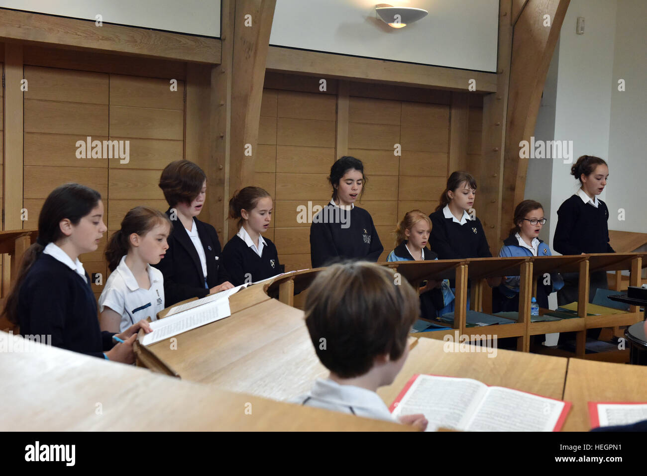 Coristi provano per un ora ogni giorno scolastico prima dell inizio della scuola, fotografata nel brano la scuola a Cattedrale di Wells. Foto Stock