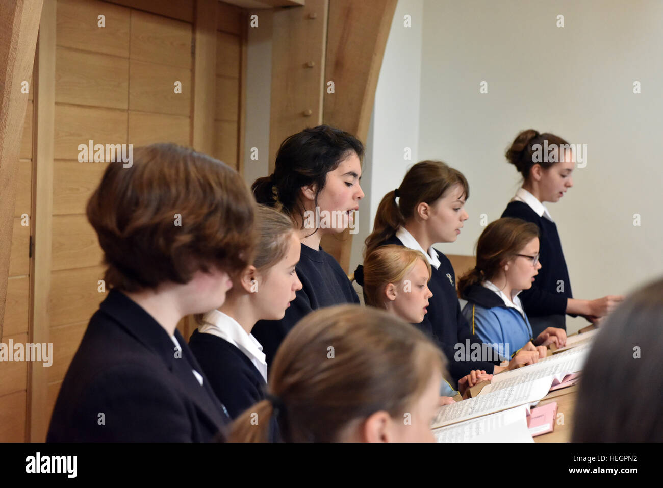 Coristi provano per un ora ogni giorno scolastico prima dell inizio della scuola, fotografata nel brano la scuola a Cattedrale di Wells. Foto Stock