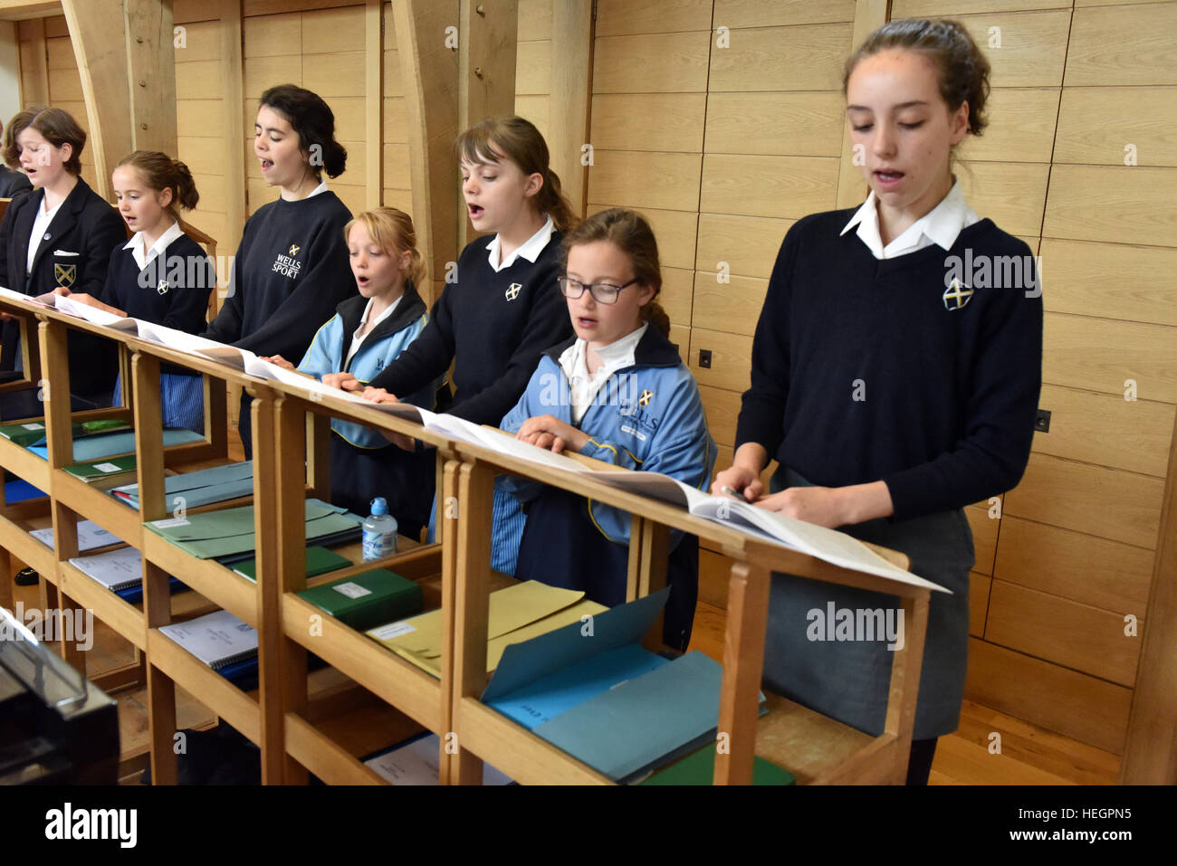 Coristi provano per un ora ogni giorno scolastico prima dell inizio della scuola, fotografata nel brano la scuola a Cattedrale di Wells. Foto Stock