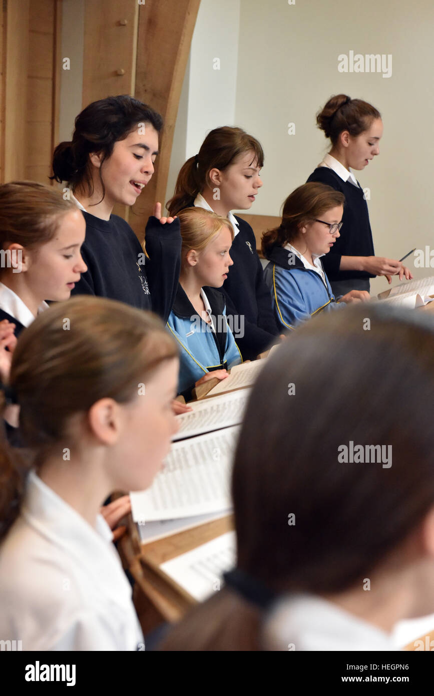 Coristi provano per un ora ogni giorno scolastico prima dell inizio della scuola, fotografata nel brano la scuola a Cattedrale di Wells. Foto Stock