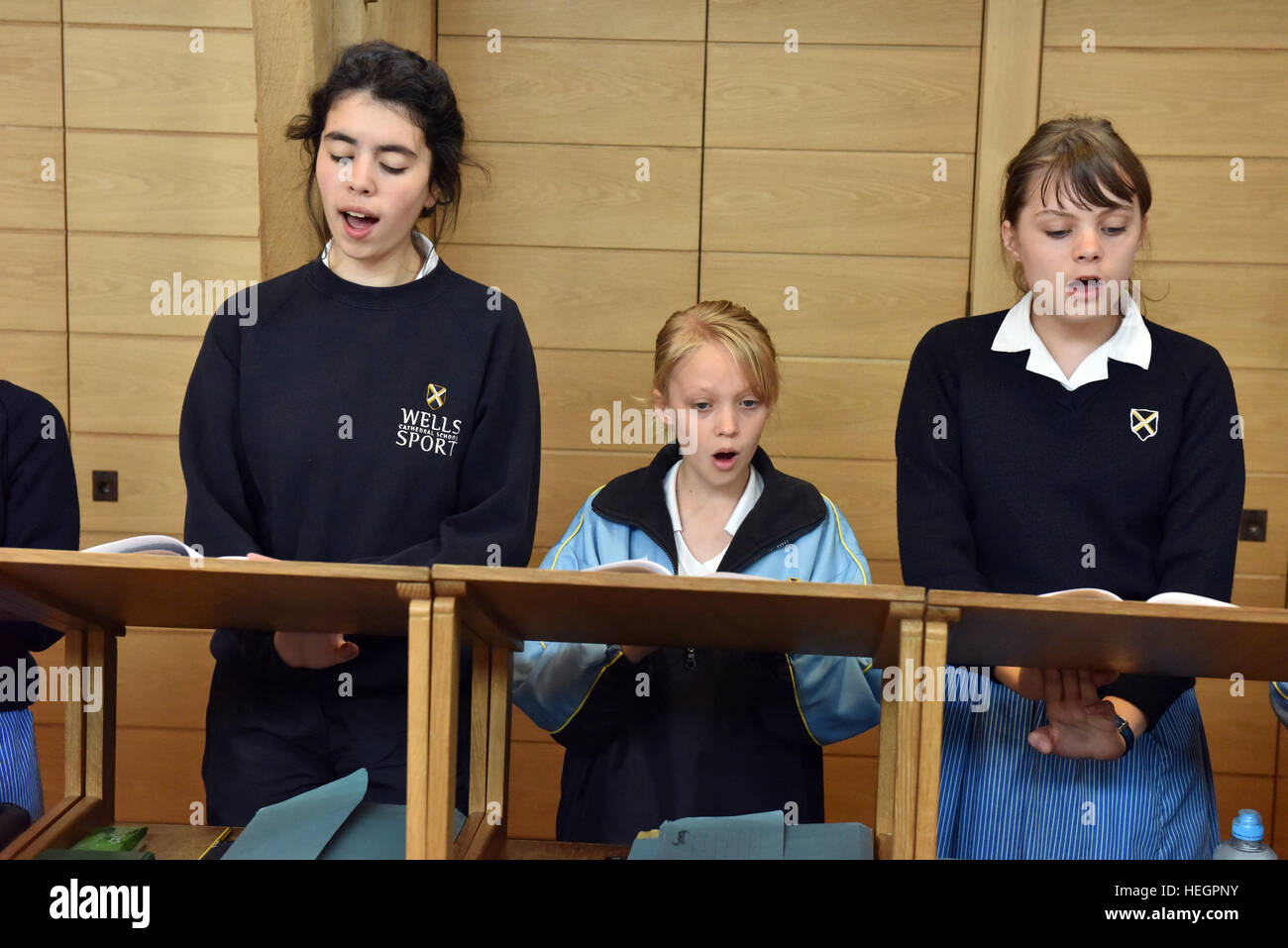 Coristi provano per un ora ogni giorno scolastico prima dell inizio della scuola, fotografata nel brano la scuola a Cattedrale di Wells. Foto Stock