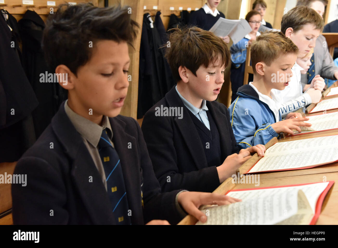 Coristi provano per un ora ogni giorno scolastico prima dell inizio della scuola, fotografata nel brano la scuola a Cattedrale di Wells. Foto Stock