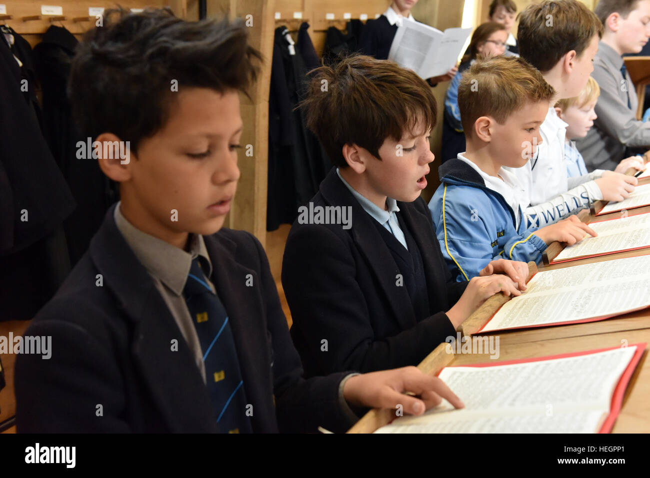 Coristi provano per un ora ogni giorno scolastico prima dell inizio della scuola, fotografata nel brano la scuola a Cattedrale di Wells. Foto Stock