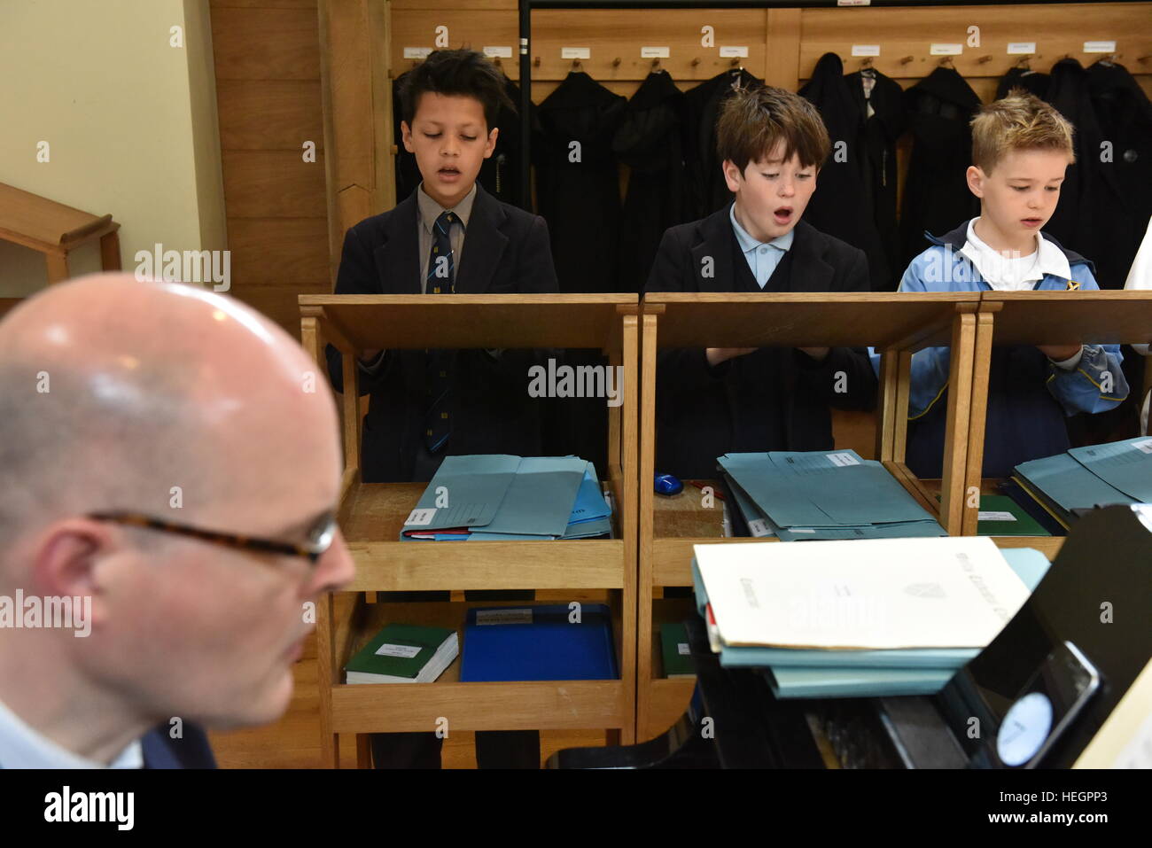 Coristi provano per un ora ogni giorno scolastico prima dell inizio della scuola, fotografata nel brano la scuola a Cattedrale di Wells. Foto Stock