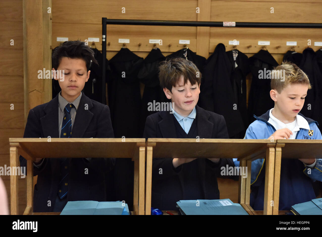 Coristi provano per un ora ogni giorno scolastico prima dell inizio della scuola, fotografata nel brano la scuola a Cattedrale di Wells. Foto Stock