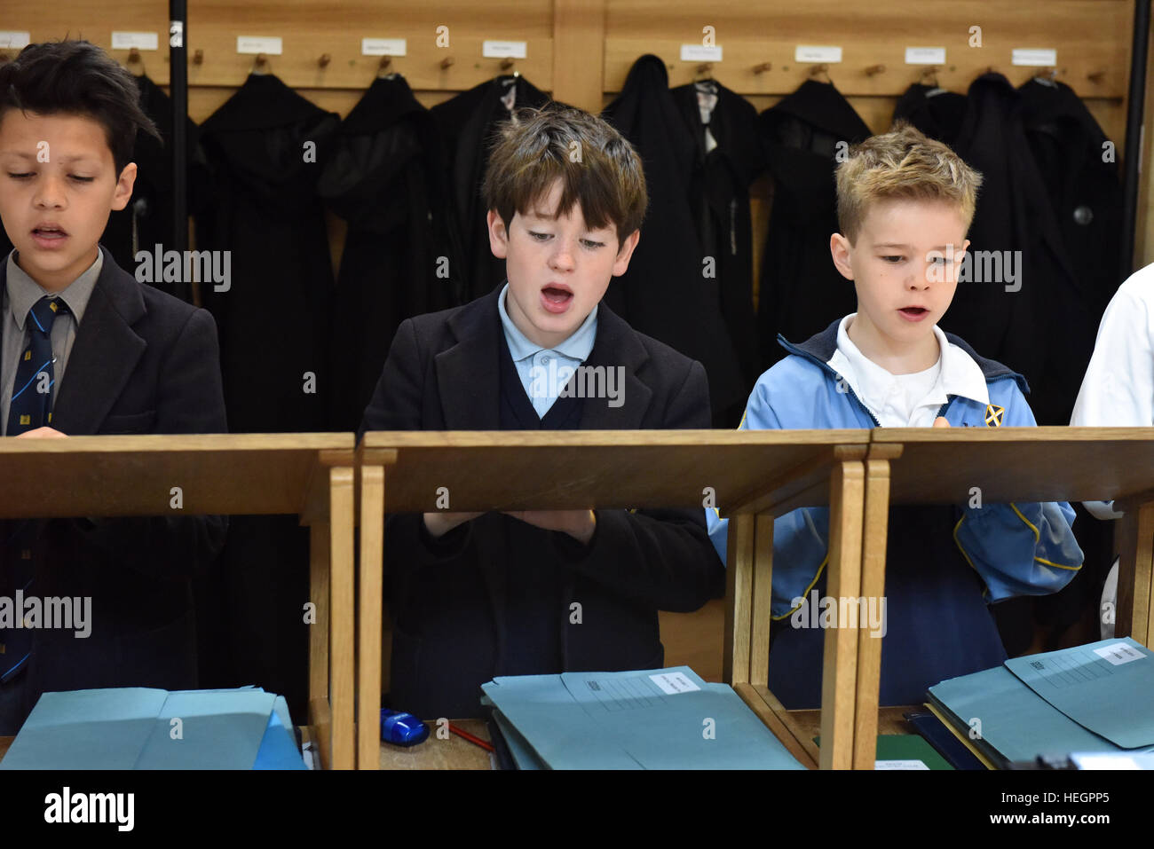 Coristi provano per un ora ogni giorno scolastico prima dell inizio della scuola, fotografata nel brano la scuola a Cattedrale di Wells. Foto Stock