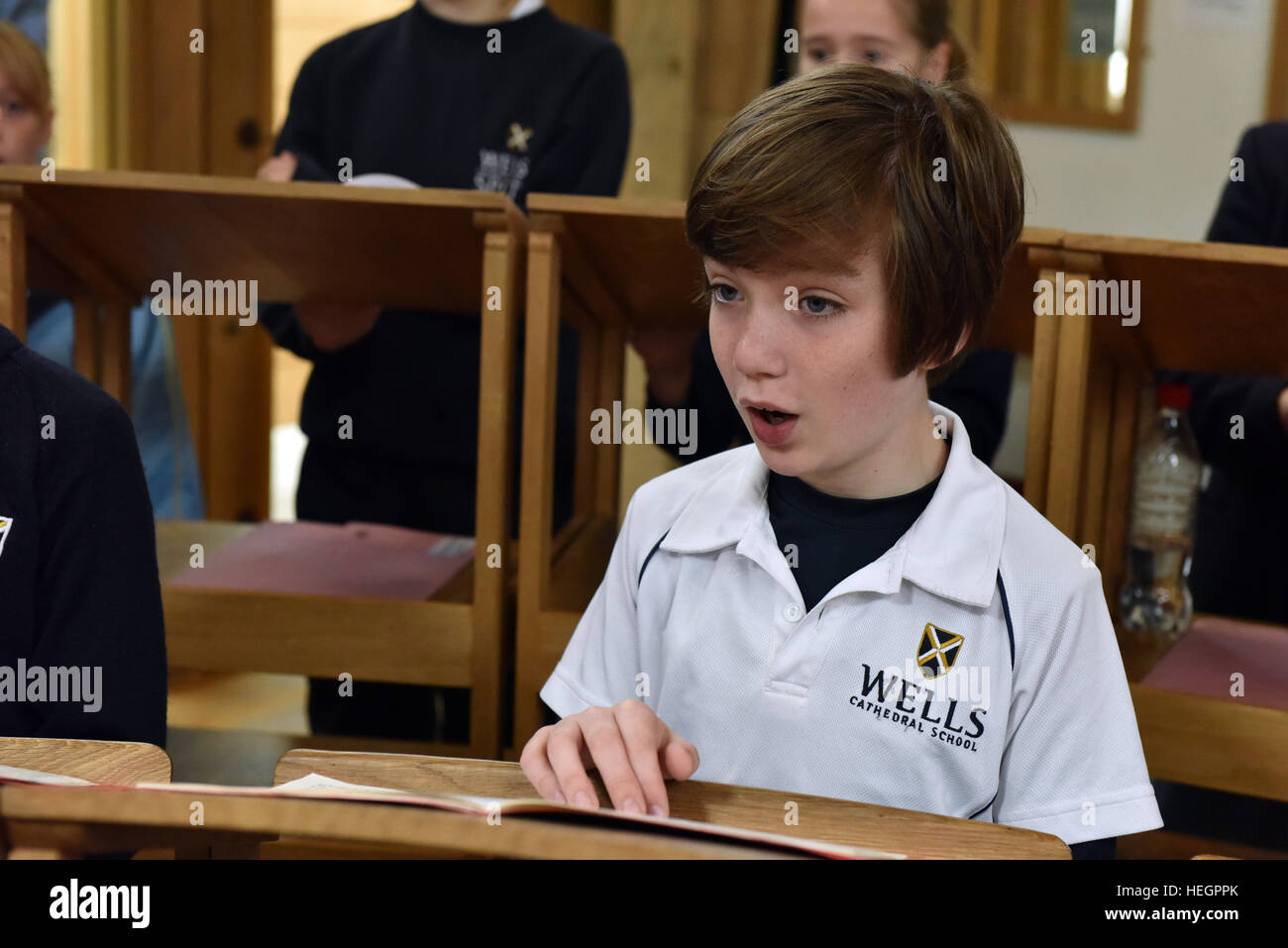 Coristi provano per un ora ogni giorno scolastico prima dell inizio della scuola, fotografata nel brano la scuola a Cattedrale di Wells. Foto Stock