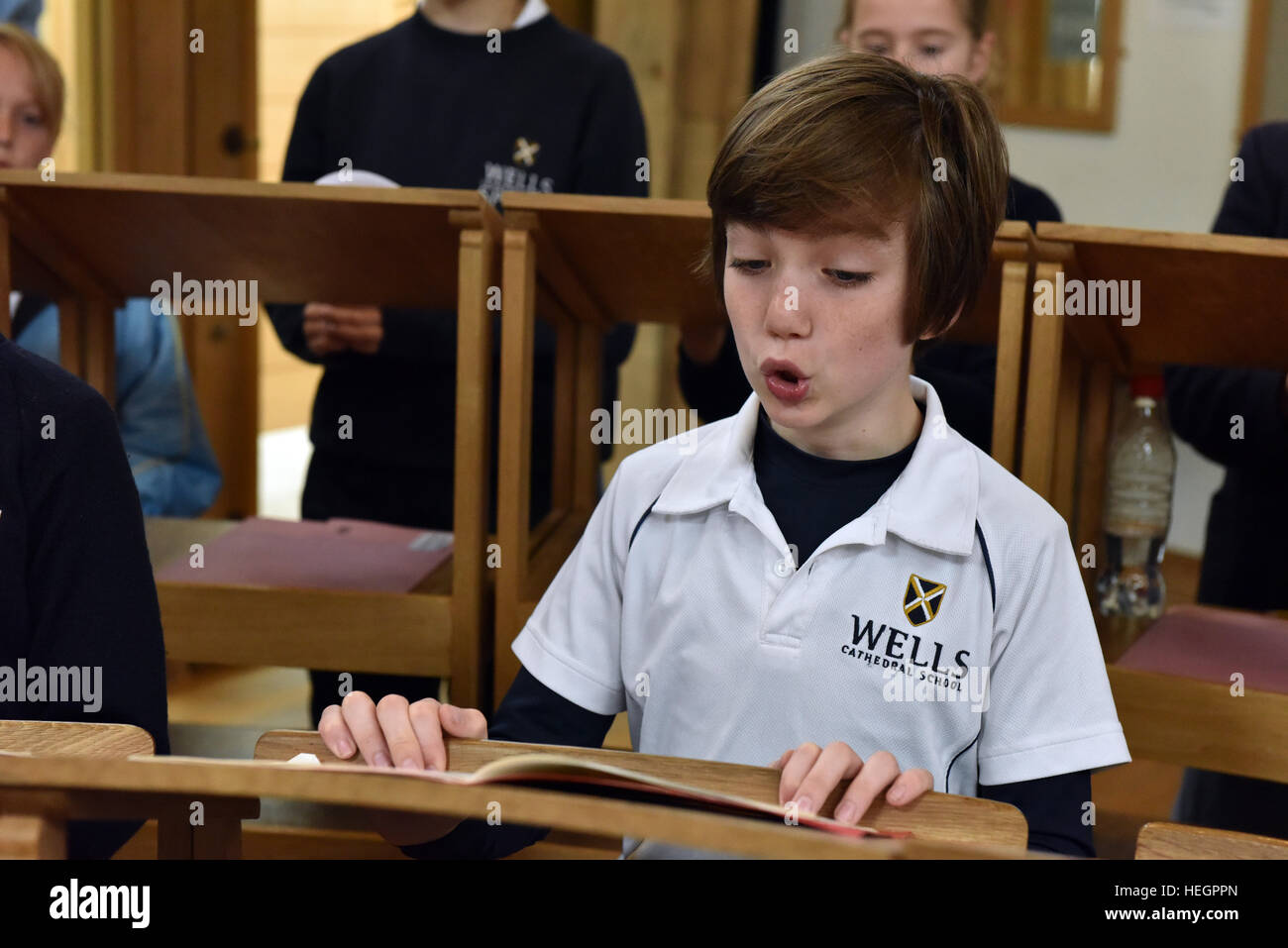 Coristi provano per un ora ogni giorno scolastico prima dell inizio della scuola, fotografata nel brano la scuola a Cattedrale di Wells. Foto Stock