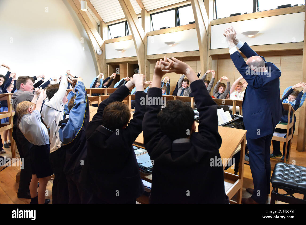 Coristi provano per un ora ogni giorno scolastico prima dell inizio della scuola, fotografata nel brano la scuola a Cattedrale di Wells. Foto Stock