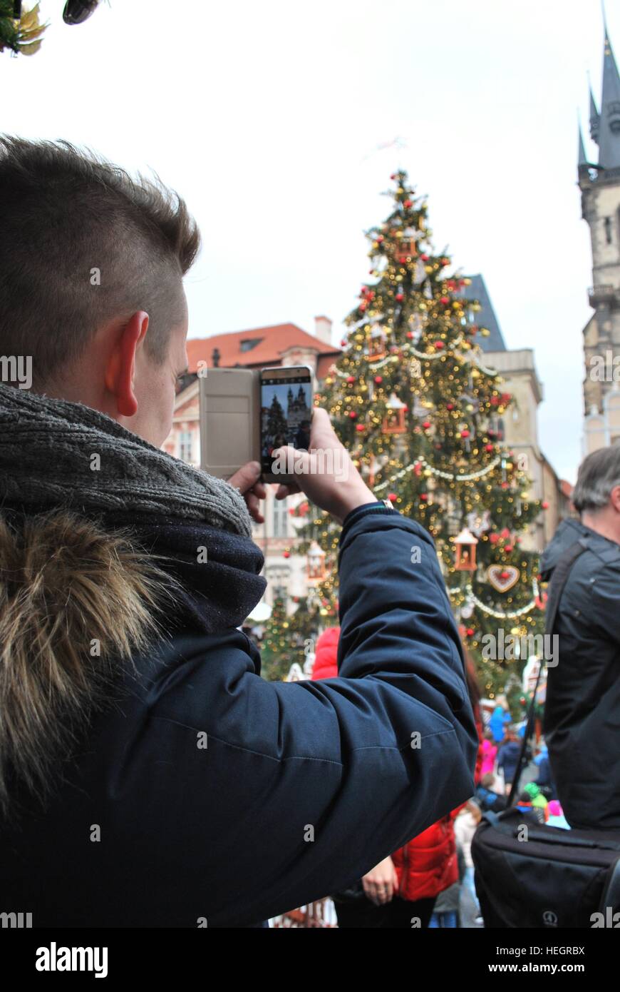 Visitatore di Prague Old Town Square mercatino di Natale di scattare una foto, Dicembre 2016 Foto Stock