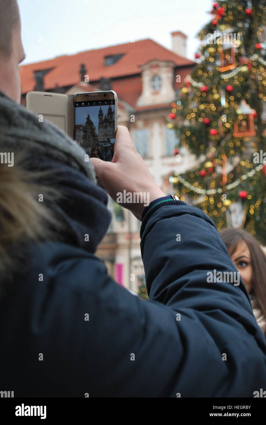 Visitatore di Prague Old Town Square mercatino di Natale di scattare una foto della sua fidanzata, Dicembre 2016 Foto Stock