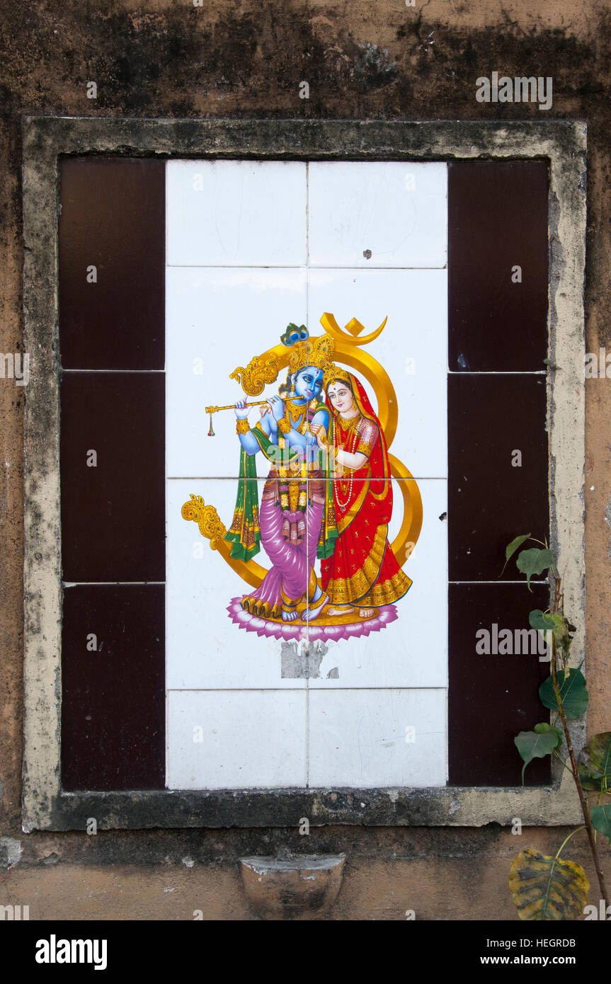 Divinità indù adornano il pannello piastrellato di inserire in una parete, Guwahati, Assam Foto Stock