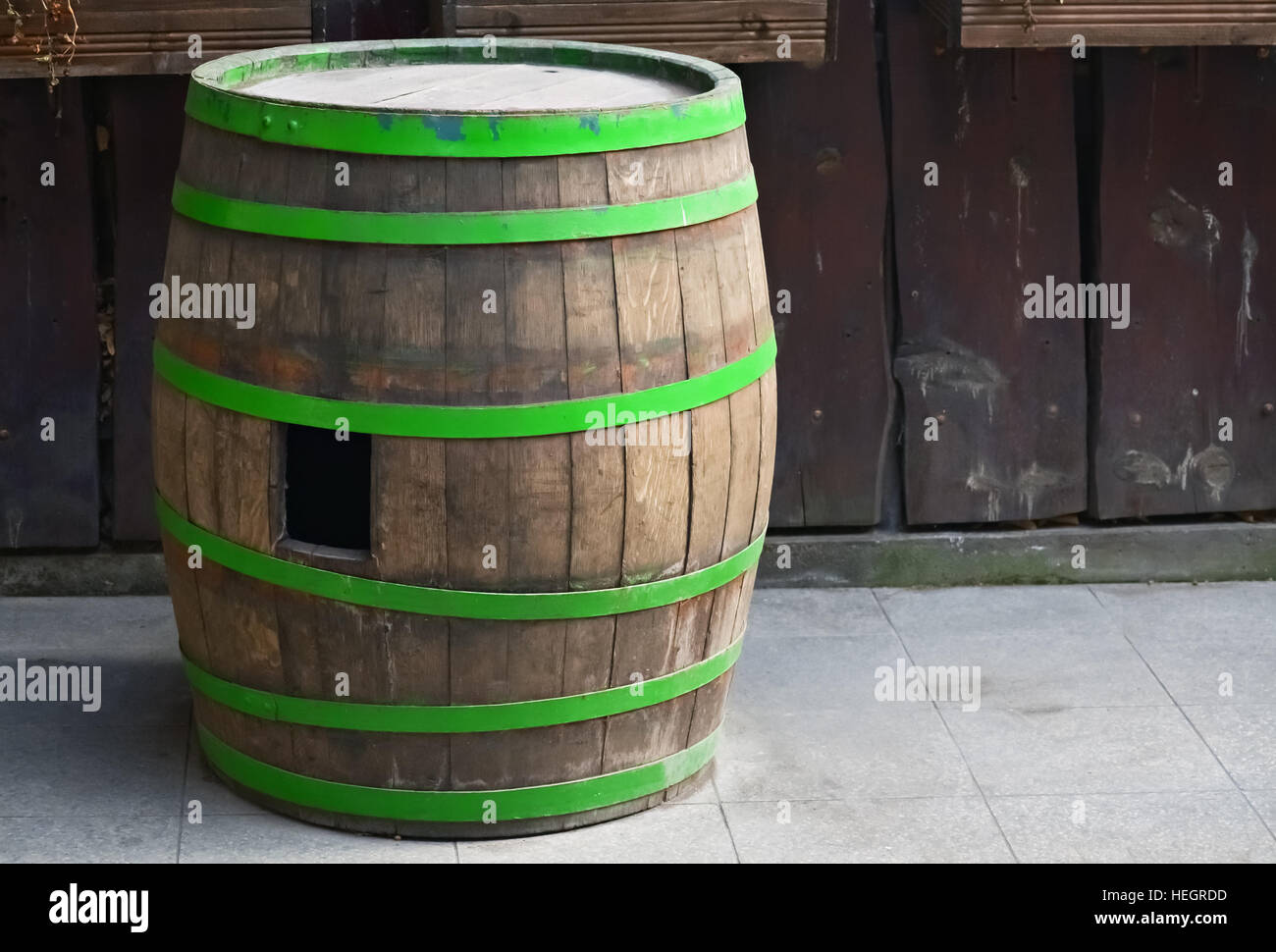 Primo piano di un vecchio Barile di legno per il vino in cantiere Foto Stock