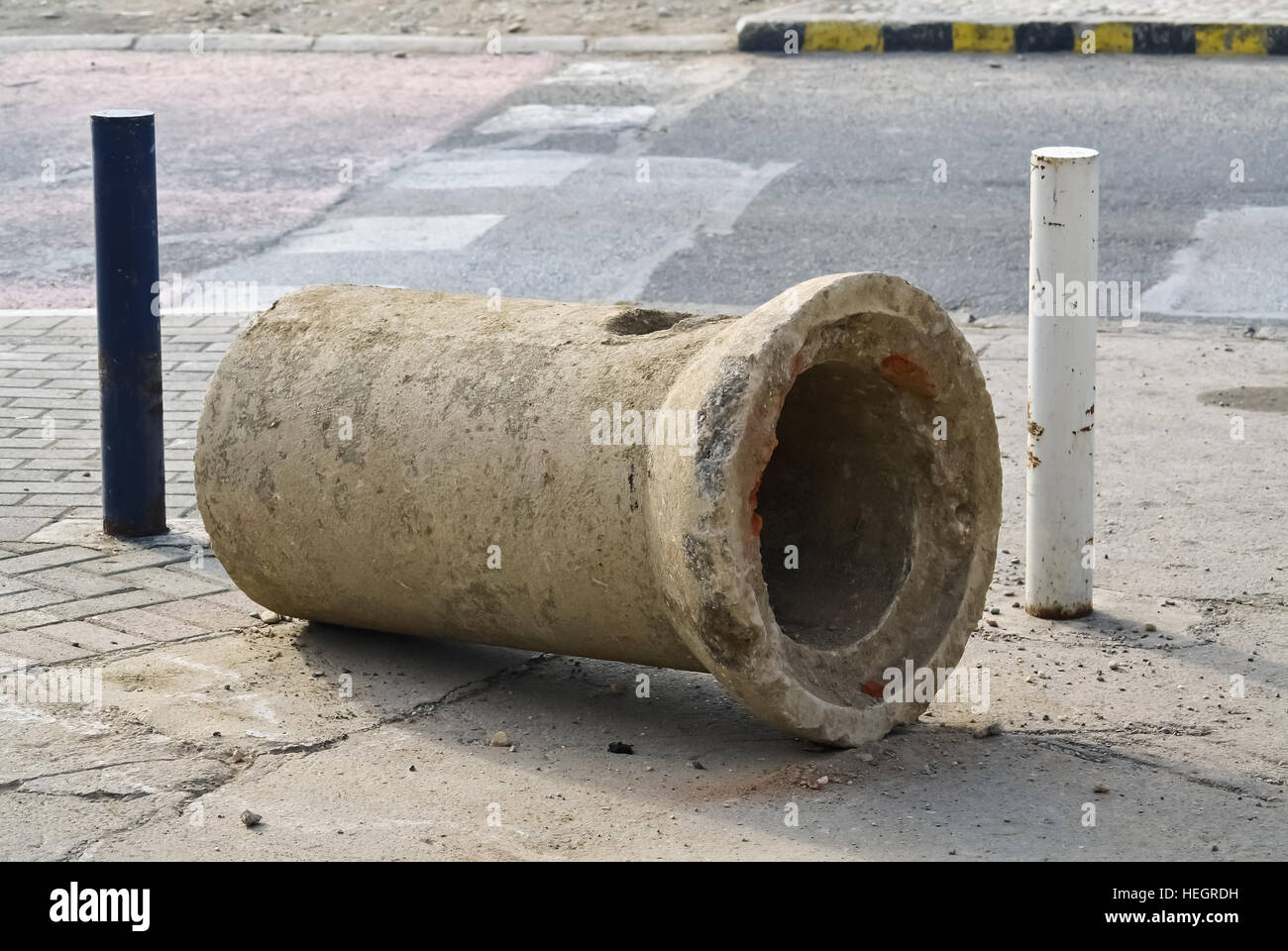 Primo piano di un grande tubo di calcestruzzo sulla strada durante la ricostruzione Foto Stock