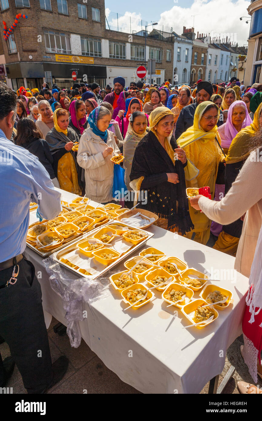 Parata e offerte di cibo in Rochester Road per la parata di lasciare il Gurdwara a Gravesend Kent. Durung le celebrazioni Veraski Foto Stock