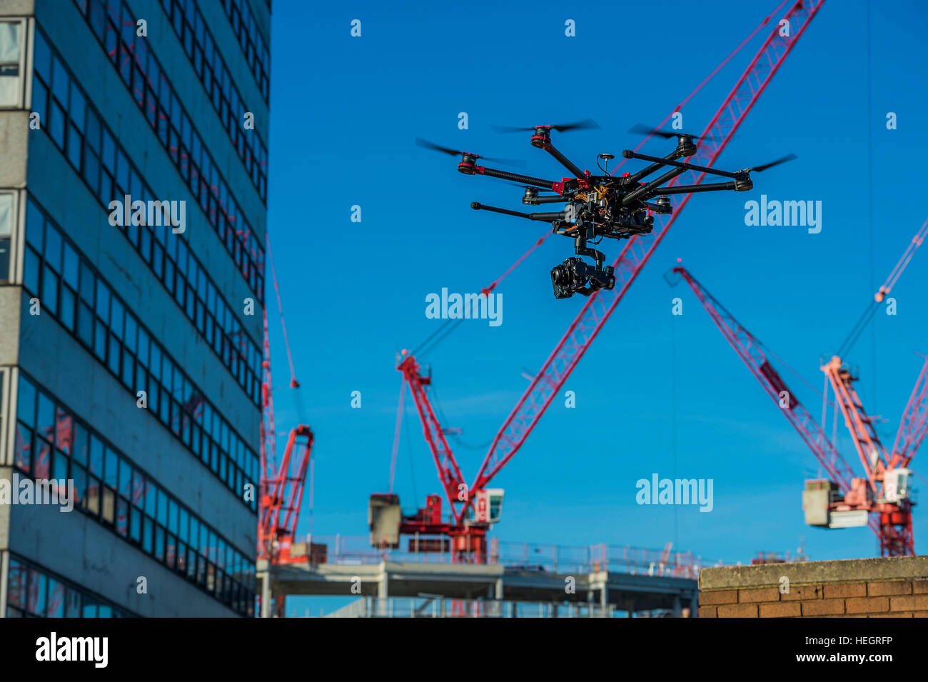 Il pezzo è stato girato da un drone - Oro Zero da artista americano Corrie Baldauf (mostrato in rosso) - ha usato utilizzare 200 litri di oro iridescente Liquitex alla vernice di copertura di 230 metri quadrati di concretea con un gigante oro zero sul tetto della ex-BBC Television Centre. Il progetto, sostenuto da Griffin Gallery e il rumore bianco, significa la fine dell'on. Corrie di tre-mese artist residency al Griffin Gallery. Foto Stock