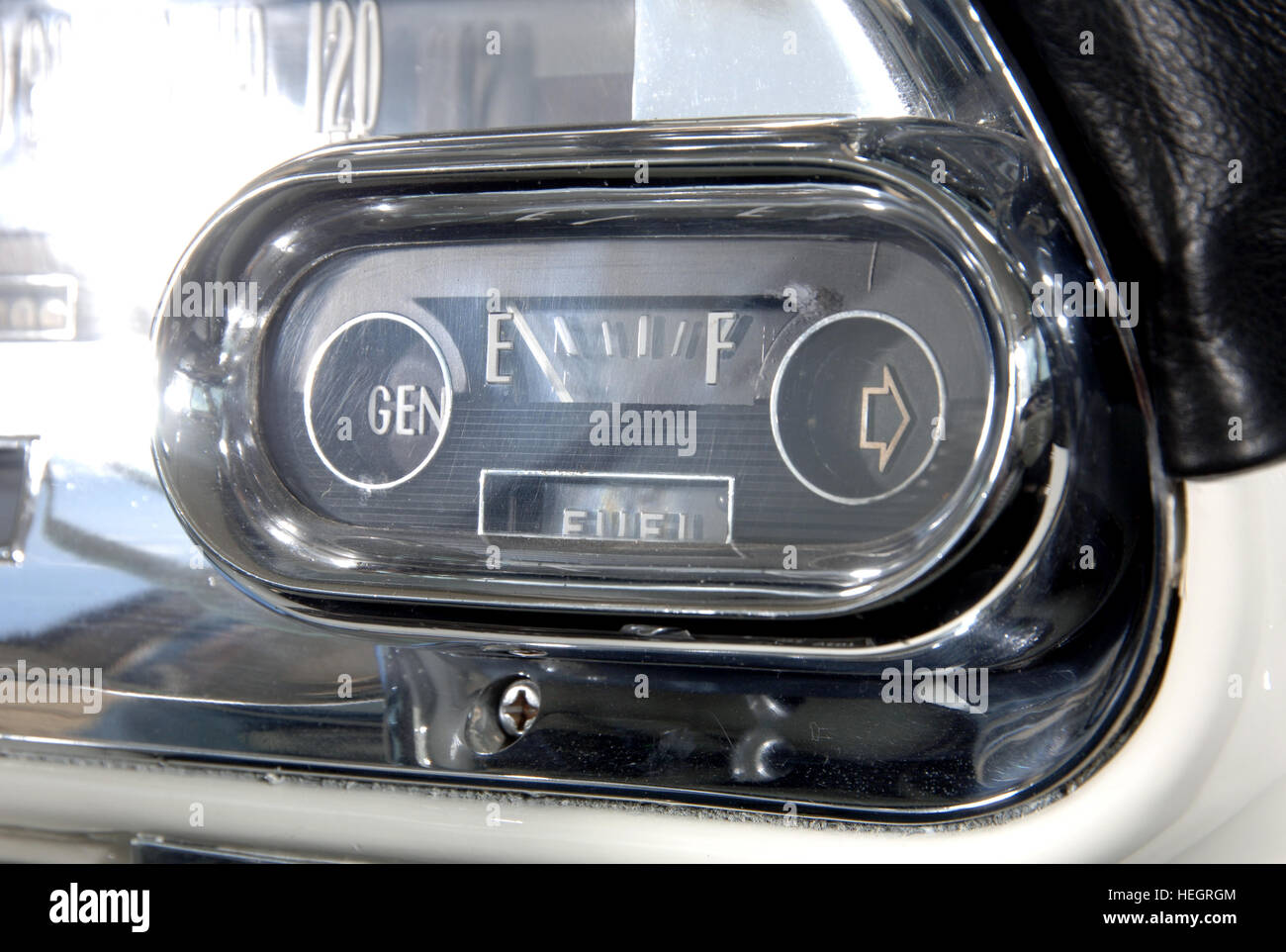 Indicatore di livello del carburante mostra il vuoto in un 1957 Cadillac Eldorado Seville American automobile di lusso Foto Stock